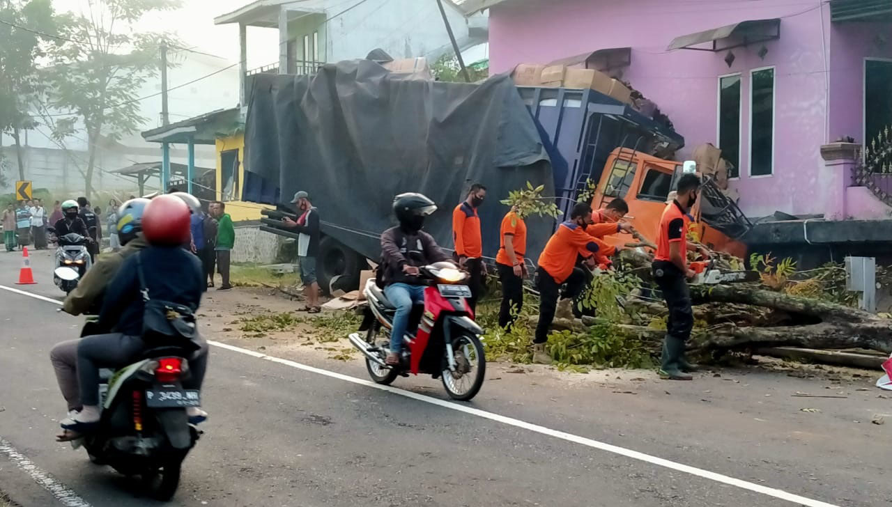 Video: Truk Menyelonong Tabrak Rumah di Jember