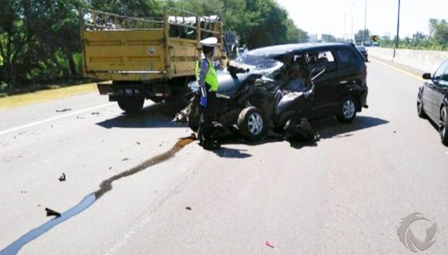 Kecelakaan di Tol Sidoarjo, Xenia Ringsek Depan Belakang