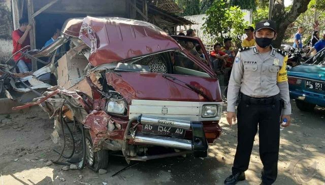 Tiga Kendaraan Kecelakaan di Nganjuk, Mobil Carry Ringsek Parah