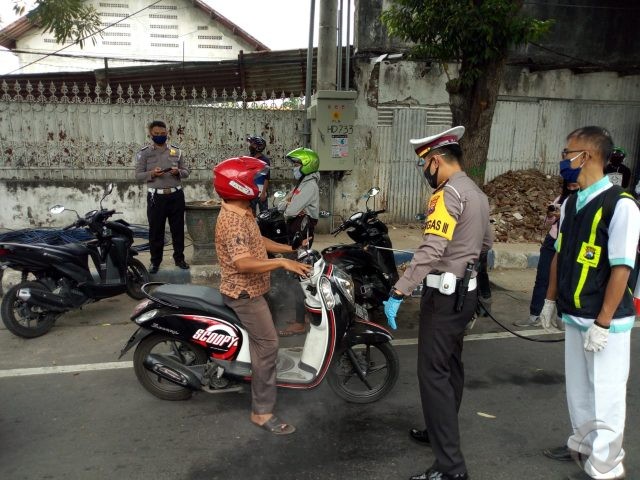 Tak Pakai Masker, Pemotor Terjaring Razia di Jombang ‘Dihukum’ Baca Pancasila