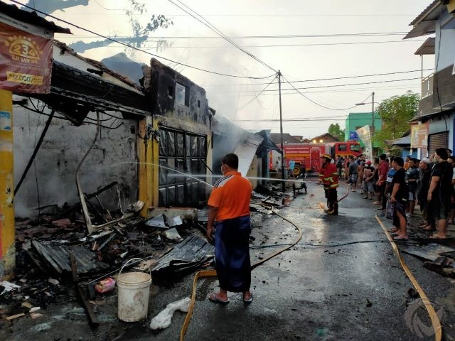 Diduga Konsleting Listrik, Puluhan Kios Pasar Sukorejo Pasuruan Ludes Terbakar