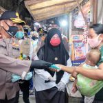 Penerapan Protokol Kesehatan, Polda Jatim dan Forkopimda Sidoarjo Bagi 100 Ribu Masker