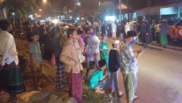 Jenazah Dimakamkan Protokol Covid-19, Ratusan Warga di Jember Memaksa Salat Jenazah di Kuburan