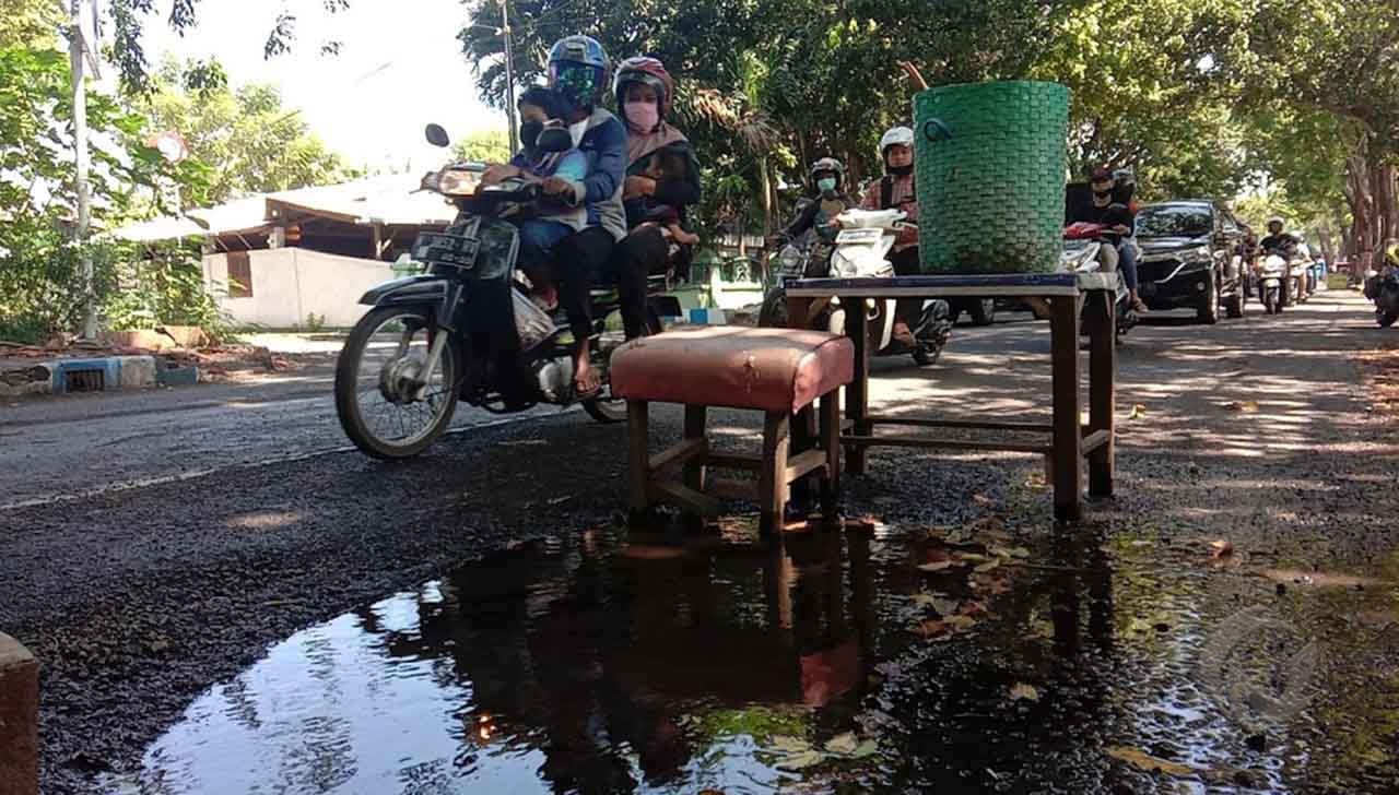 Takut Kecipratan Genangan Air, Warga Letakkan Meja di Jalan A Yani Kota Probolinggo