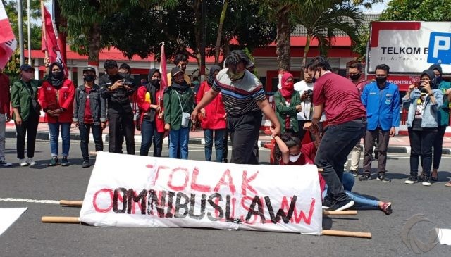 Tolak RUU Omnibus Law, Puluhan Mahasiswa Demo di DPRD Kota Blitar