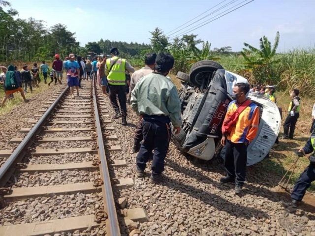 Mobil Terios Dihantam KA di Pasuruan, Sopir dan Penumpang Selamat