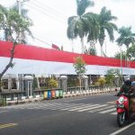 Pemkab Situbondo Pasang Bendera Raksasa Seberat Setengah Kuintal