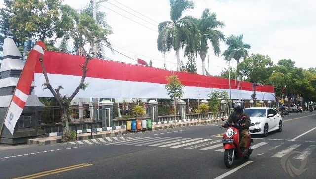 Pemkab Situbondo Pasang Bendera Raksasa Seberat Setengah Kuintal