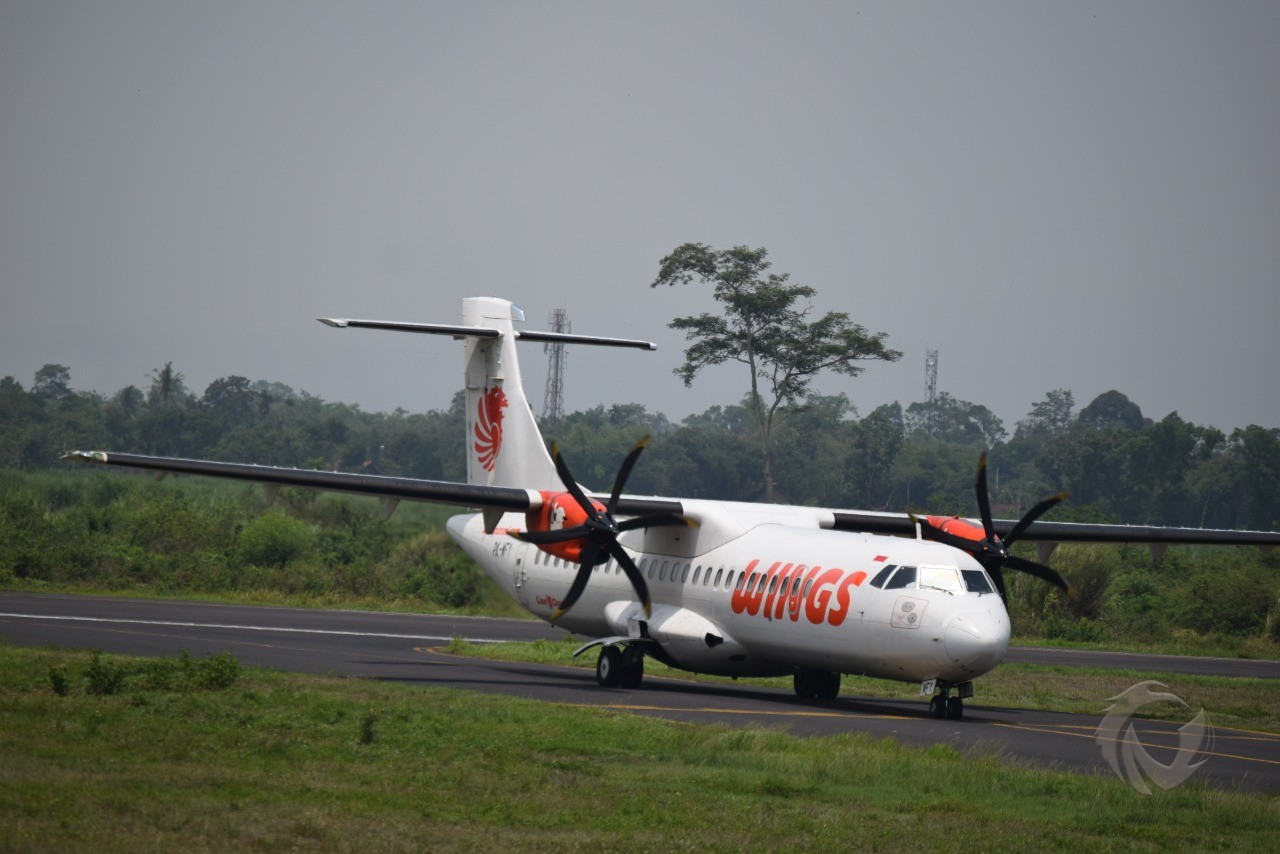 Pesawat ATR 72-600 milik Wings Air saat mendarat di Bandara Notohadinegoro Jember.