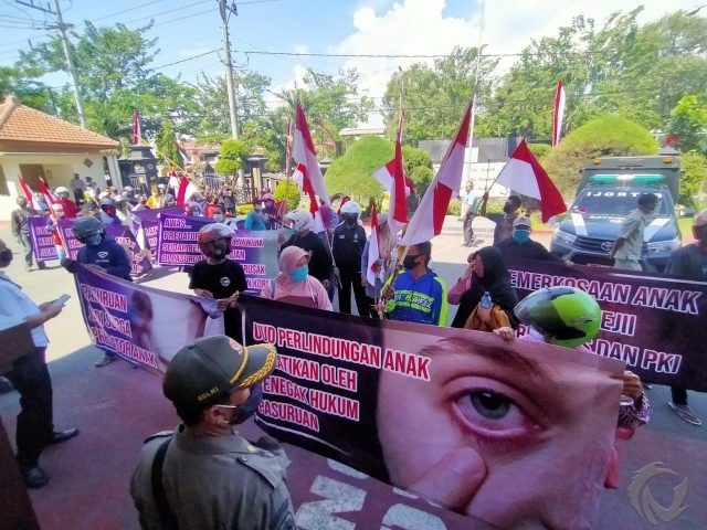 Desak Hakim Hukum Berat Terdakwa Pencabulan, Warga Pasuruan Demo PN Bangil