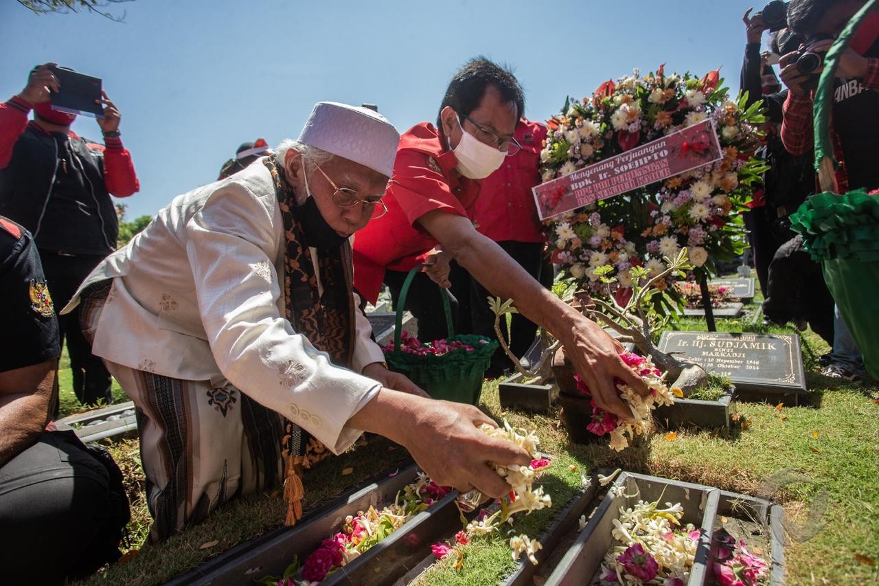 Peringati Kemerdekaan, PDIP Surabaya Ziarah Pahlawan hingga Beri Penghargaan Veteran