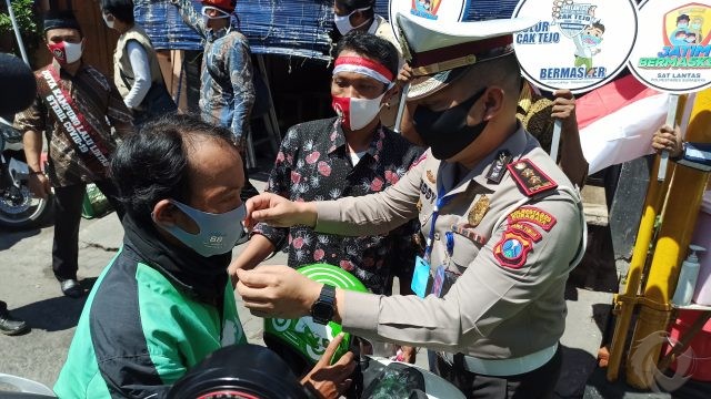 Tinjau Kampung Steril Covid-19, Kasatlantas Polrestabes Surabaya Bagi-bagi Masker