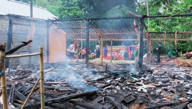 Ditinggal Bercengkerama, Rumah Pasangan Lansia di Ngawi Ludes Dilalap Api