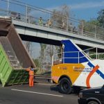 Bak Truk Copot di Tol Sidoarjo Setelah Menjungkit dan Tabrak Jembatan