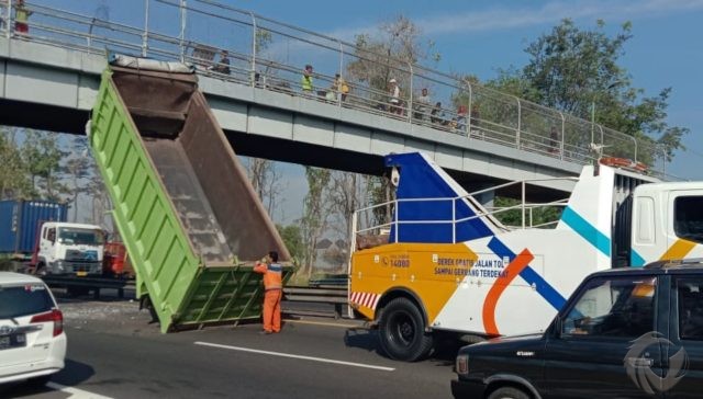 Bak Truk Copot di Tol Sidoarjo Setelah Menjungkit dan Tabrak Jembatan