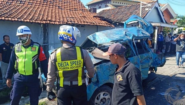 Mobil Kijang Tertabrak Kereta Api di Sidoarjo, Tiga Orang Tewas