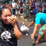 Lucunya Emak-Emak di Jombang, Disosor Angsa Saat Lomba Agustusan