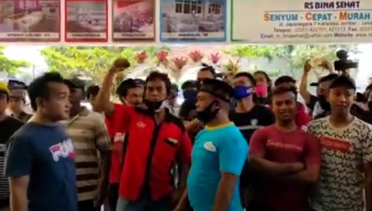 Video: Ratusan Warga Geruduk RS Bina Sehat Jember Klarifikasi Soal Hasil Swab