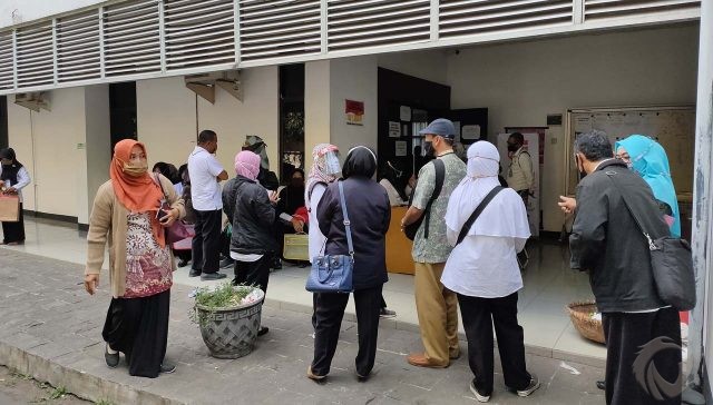 Geruduk Pemkab, Ratusan Guru PNS Jember Komplain Soal Kesalahan di SK Kenaikan Pangkat