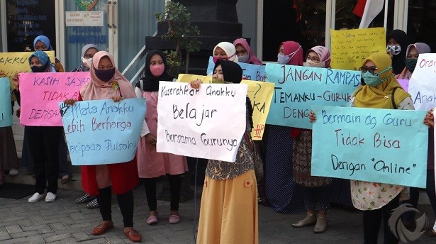Ibu-Ibu Demo Disdikbud Jombang, Tuntut Belajar Tatap Muka Dibuka