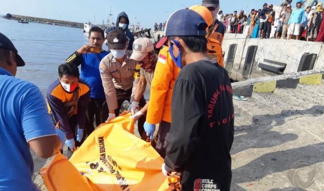 Mayat Pria Telanjang Ditemukan Mengapung di Perairan Kalbut Situbondo