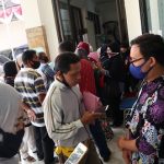 Ratusan Warga Berjubel Urus Banpres Rp 2,4 Juta di Dinkop UMKM Jombang