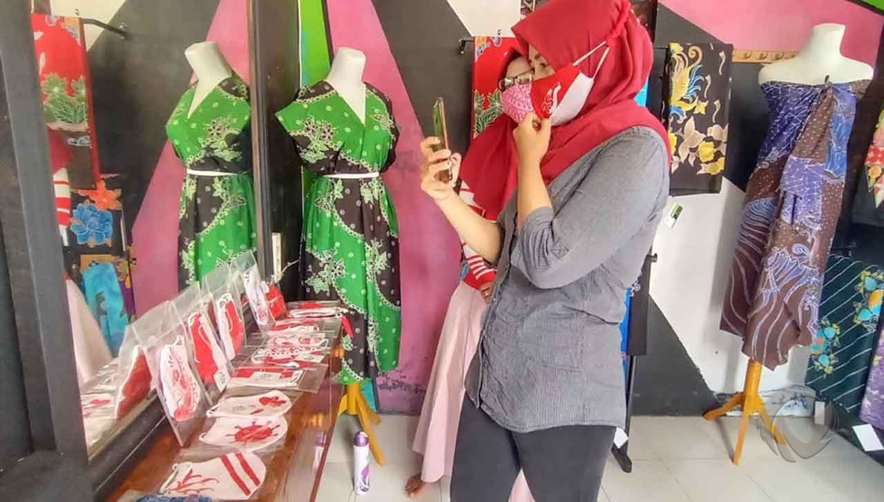 Momen Agustus, Pengrajin Batik di Kota Probolinggo Produksi Masker Kemerdekaan