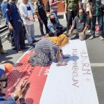 Tolak RUU Omnibus Law, Buruh dan Aktivis Demo Pemkab Mojokerto
