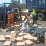 Truk Boks Terguling di Tol Sidoarjo, Muatan Kawat Tumpah Penuhi Jalan