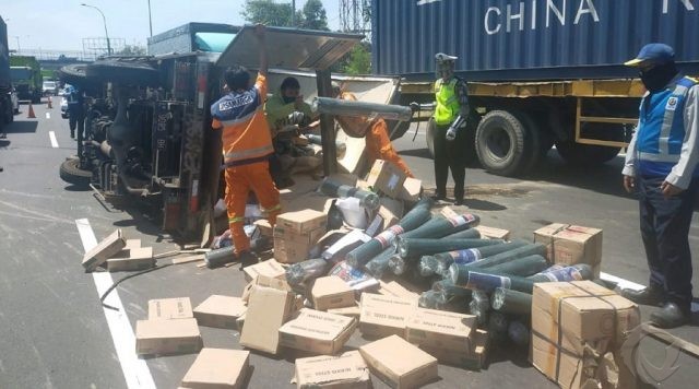 Truk Boks Terguling di Tol Sidoarjo, Muatan Kawat Tumpah Penuhi Jalan