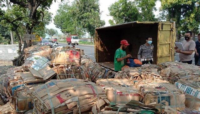 Truk Terguling di Jombang, Tumpukan Kardus Bekas Ambyar di Jalan