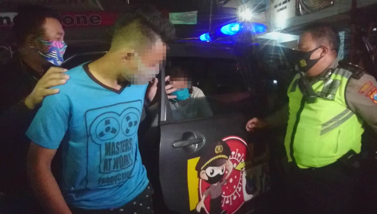 Video: Pasutri Digelandang Polisi Gegara Kepergok Curi Uang