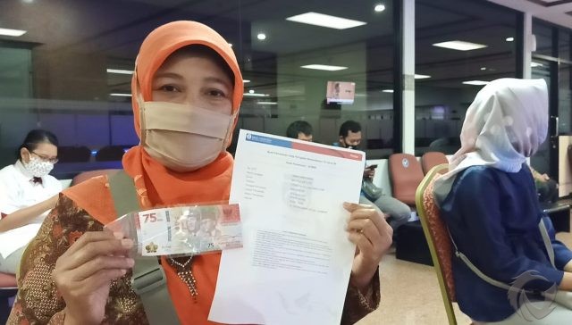 Warga Jember Ramai Tukar Uang Rp 75 Ribu ke Bank Indonesia