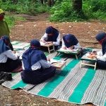 Hindari Kejenuhan, SMPN 1 Senduro Lumajang Ajak Murid Belajar di Hutan