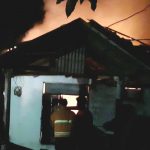 Ditinggal Pijat Pemiliknya, Sebuah Rumah di Situbondo Ludes Terbakar