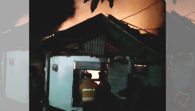 Ditinggal Pijat Pemiliknya, Sebuah Rumah di Situbondo Ludes Terbakar