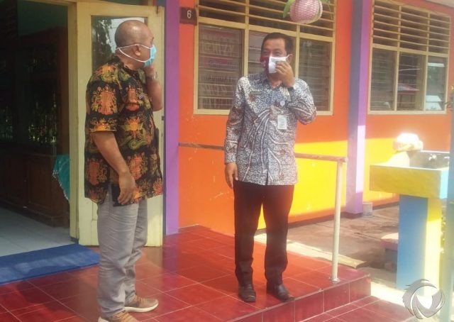 Pembagian Kain Seragam Gratis di SMPN 2 Ploso, Disidak Kadis Dikbud Jombang