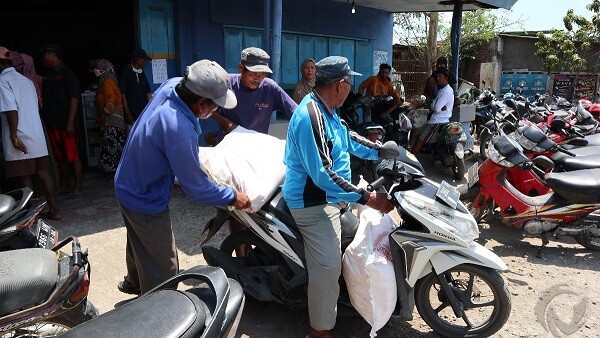 Bawa Kartan, Puluhan Petani dari Dua Desa di Jombang Antre Beli Pupuk Bersubsidi