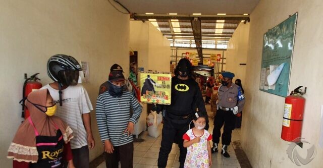 Sosialisasi Protokol Kesehatan, Anggota Polsek Sukorejo Pasuruan Pakai Baju Batman