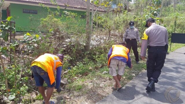 Terjaring Operasi Yustisi, Puluhan Warga di Blitar Dihukum Bersihkan Semak Tepi Jalan