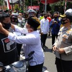 Bupati Dan Wabub Blitar Bagikan Masker di RTH Wlingi