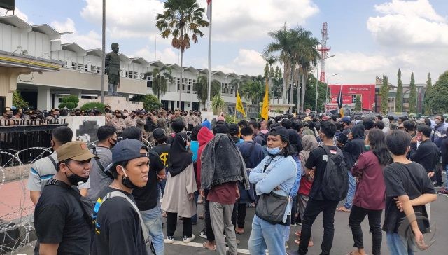 Ratusan Mahasiswa Jember Protes Pengalihan Aliran Irigasi Oleh Pabrik Semen
