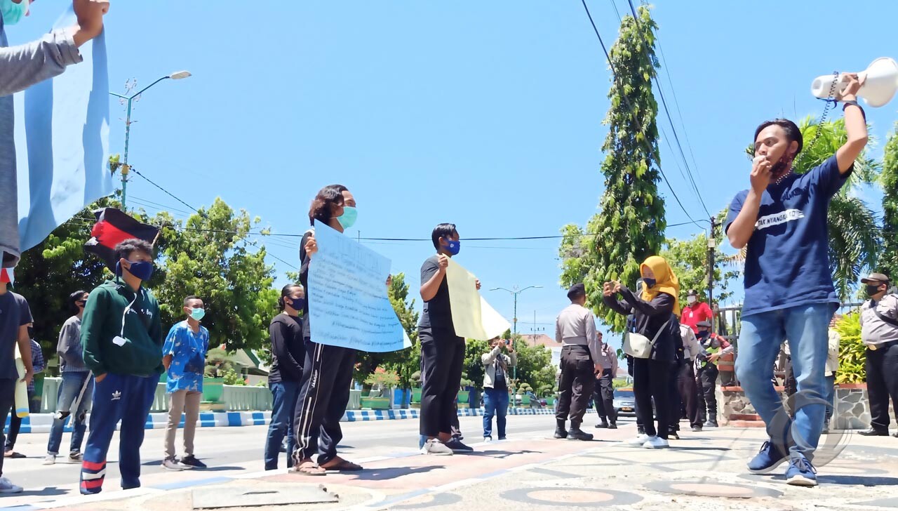 Mahasiswa demo hari tani nasional di sumenep