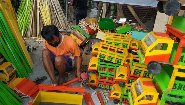 Mengandalkan Satu Tangan, Penyandang Disabilitas di Blitar Sulap Kayu Limbah Jadi Miniatur Truk