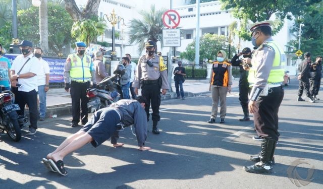 Pengguna Jalan Surabaya Tak Bermasker, KTP Disita dan Dihukum Push Up