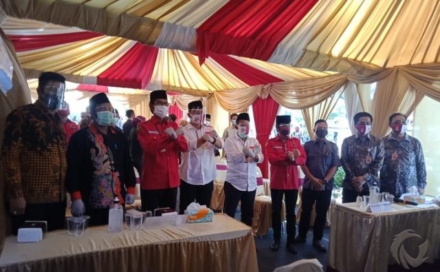 Risma dan Wisnu  Kawal Eri-Armuji Mendaftar ke KPU Surabaya