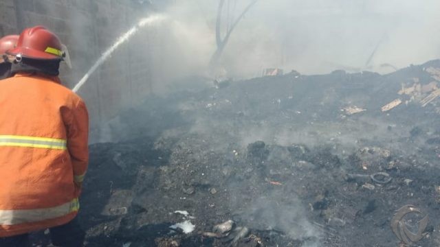 Gudang Plastik Bekas di Krian Sidoarjo Terbakar