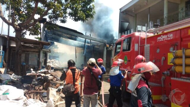 Gudang Penyimpanan Barang Rongsokan di Pasuruan Terbakar