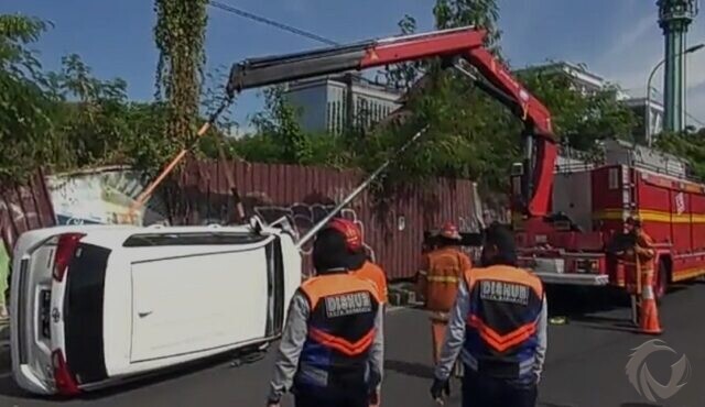 Diduga Sopir Ngantuk, Toyota Innova Terbalik di Jalan Ahmad Yani Surabaya