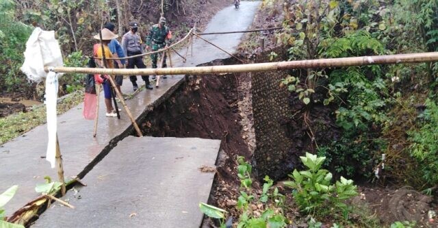 Diguyur Hujan Deras 8 Jam, Jembatan di Kademangan Blitar Ambrol